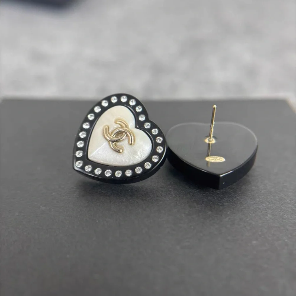 Women's Chanel earrings - Picture 5 of 6